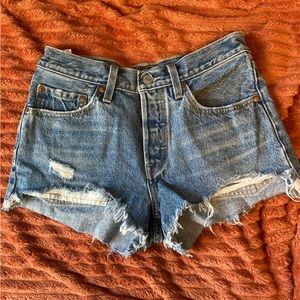 Levi’s short SHORTS! W26 :)